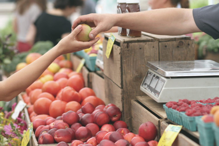 How to Buy Healthy Groceries and Save Money at the Same Time
